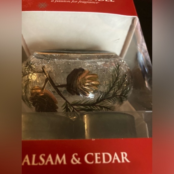 Yankee Candle crackle glass tea light holder in Balsam & Cedar. Brand new in box - Picture 3 of 4